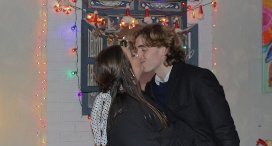 Lucca and Fiona sharing a kiss at Christmas